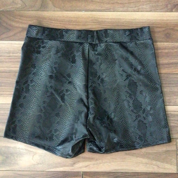 SHEIN Curve High Waist Snakeskin Print Shorts - Picture 2 of 11